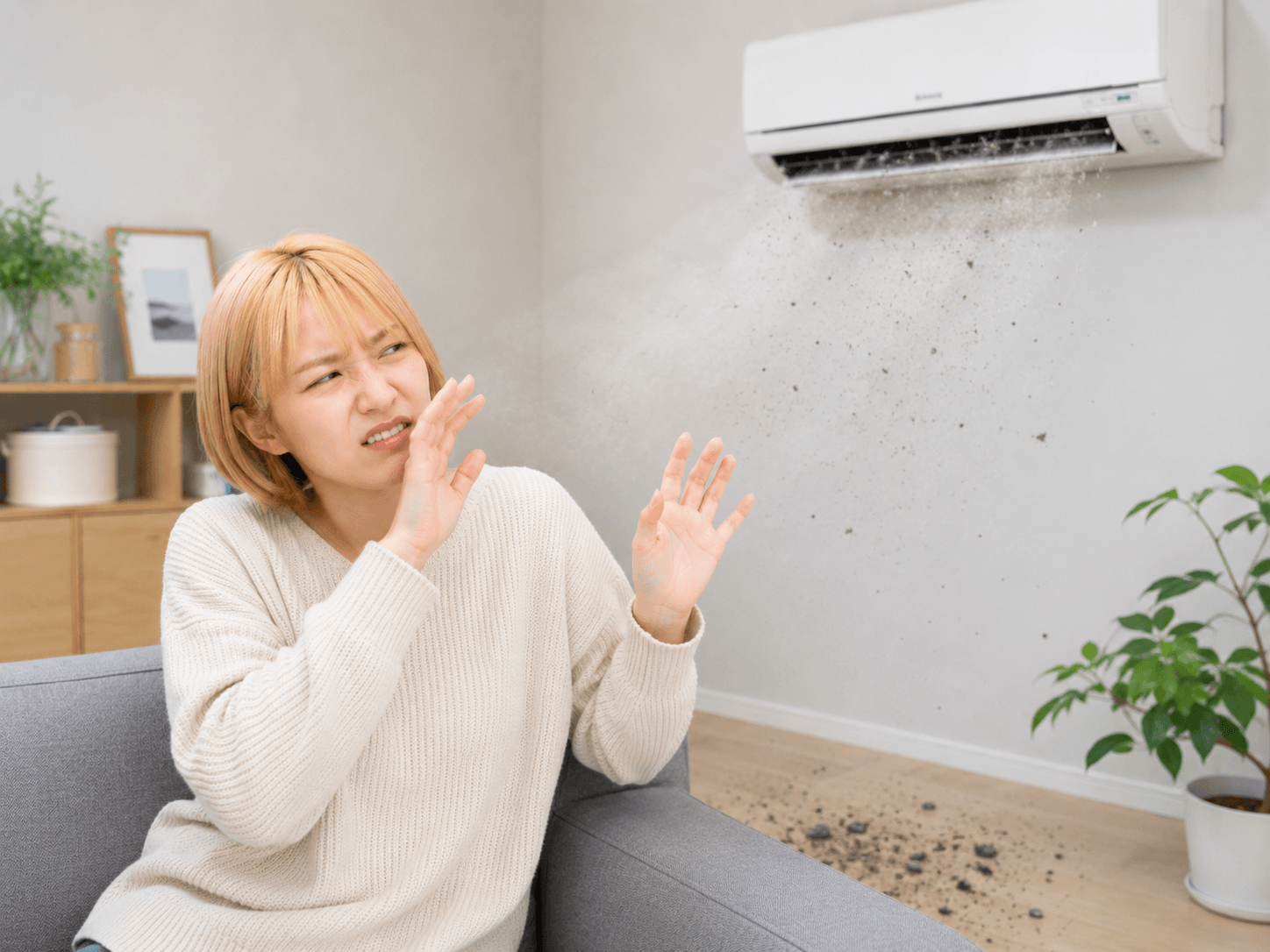 徵兆 3｜出風口飄白色飛絮 / 地板有黑屑