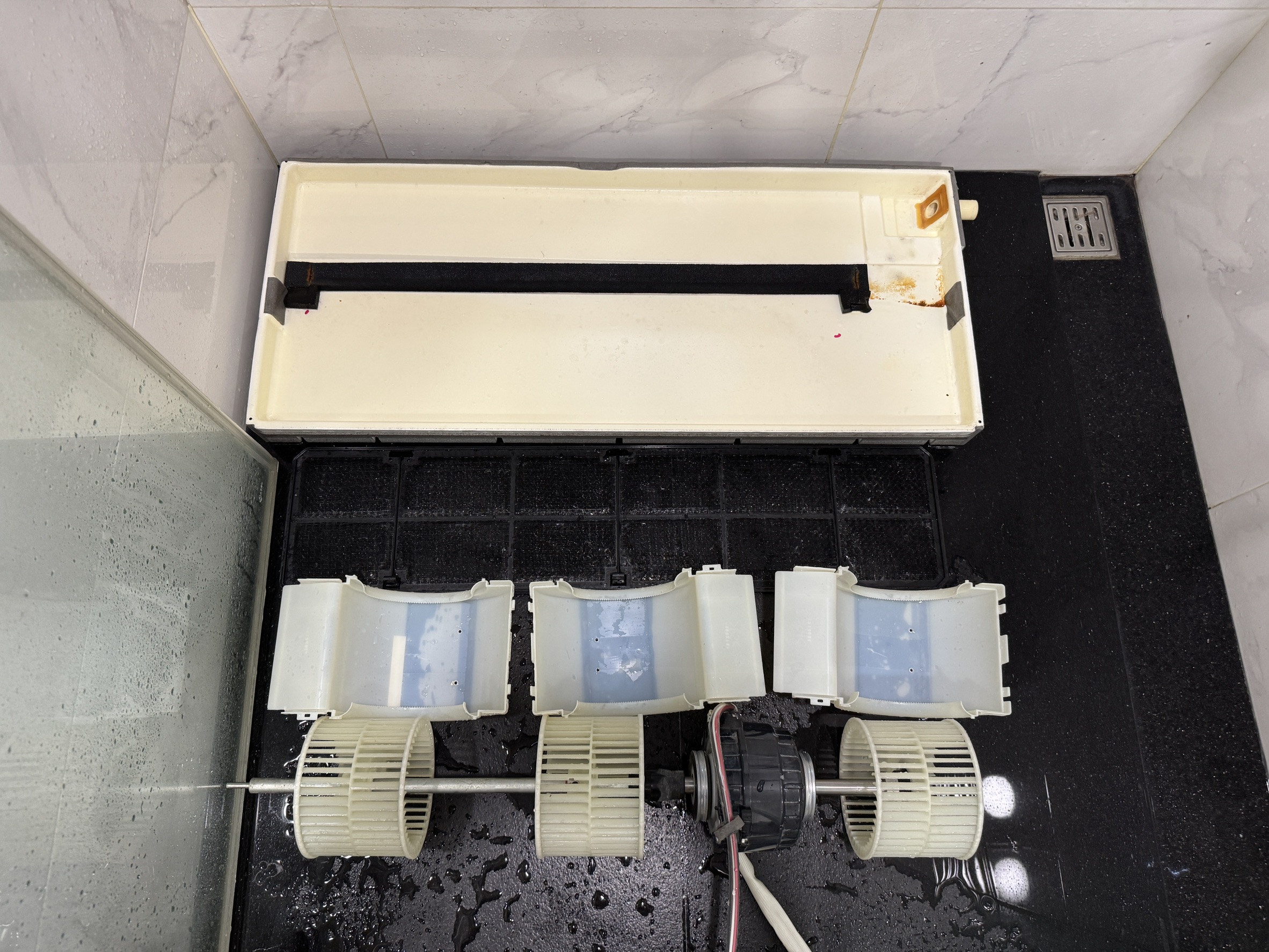 吊隱式冷氣風鼓與配件清洗後